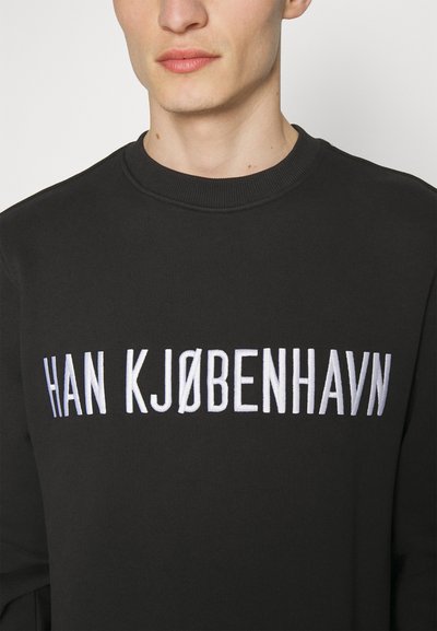 Han Kjøbenhavn LOGO REGULAR CREWNECK - Sweatshirt - black