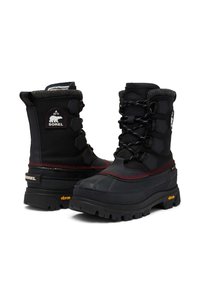 Les bottes d'hiver noires présentent un design robuste avec une semelle en caoutchouc, une tige en tissu texturé et des accents rouges. Elles sont équipées de lacets et d'un revers plié.