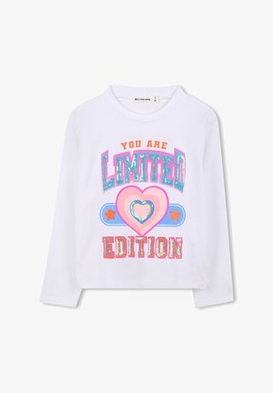 Hvid langærmet skjorte med farverig tekst "You Are Limited Edition" og hjerte- og stjerne-grafik foran.