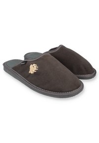 Braune Wildlederschlappen mit runder Zehenform, gesteppter Akzentnähte und einem Pfotenabdruckdesign an der Außenseite. Flache Gummisohle für Komfort.