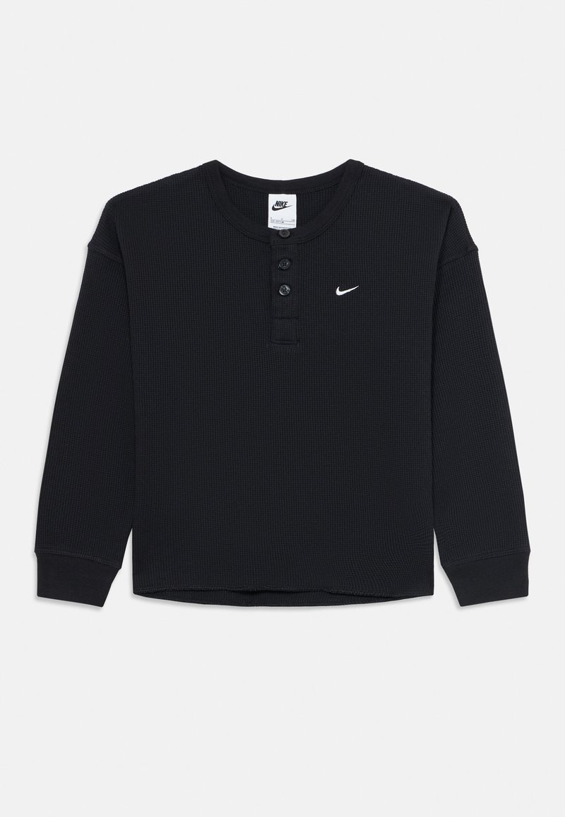 Črni dolgi rokavi waffle-pleteni Nike henley majica s tremi gumbi in majhnim belim Nike swoosh logotipom na prsih.