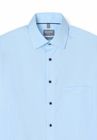 Hellblaues Kurzarmhemd mit strukturierter Stoffqualität, schwarzen Knöpfen, einer Tasche auf der linken Brust und einem Comfort Fit Etikett.