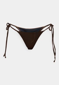 Καφέ κάτω μέρος μπικίνι με κορδόνια στο πλάι, κατασκευασμένο από απαλό υλικό. Διαθέτει αντίθετες ραφές και σχέδιο χαμηλής μέσης.