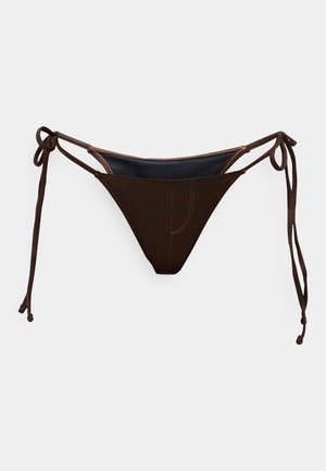 Ruskea bikinihousu, jossa on sivuilla solmittavat nauhat, valmistettu pehmeästä materiaalista. Siinä on kontrastisaumat ja matala leikattu malli.