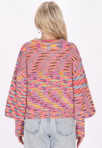 Maglione lavorato a maglia multicolore con un design ampio e accorciato, caratterizzato da tonalità vivaci di rosa, blu e giallo. Tessuto con texture e spalle scese.
