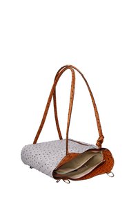 Sac à main texturé gris avec des poignées et des accents en cuir marron. Il possède une fermeture éclair et un intérieur spacieux avec des poches.