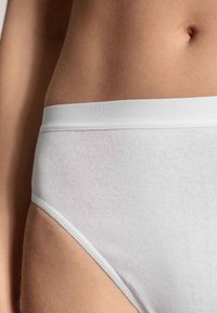 Weiße Baumwoll-Hipster-Unterwäsche mit einem glatten, elastischen Bund, weicher Textur und niedrigem Schnitt. Keine Muster oder Akzente vorhanden.