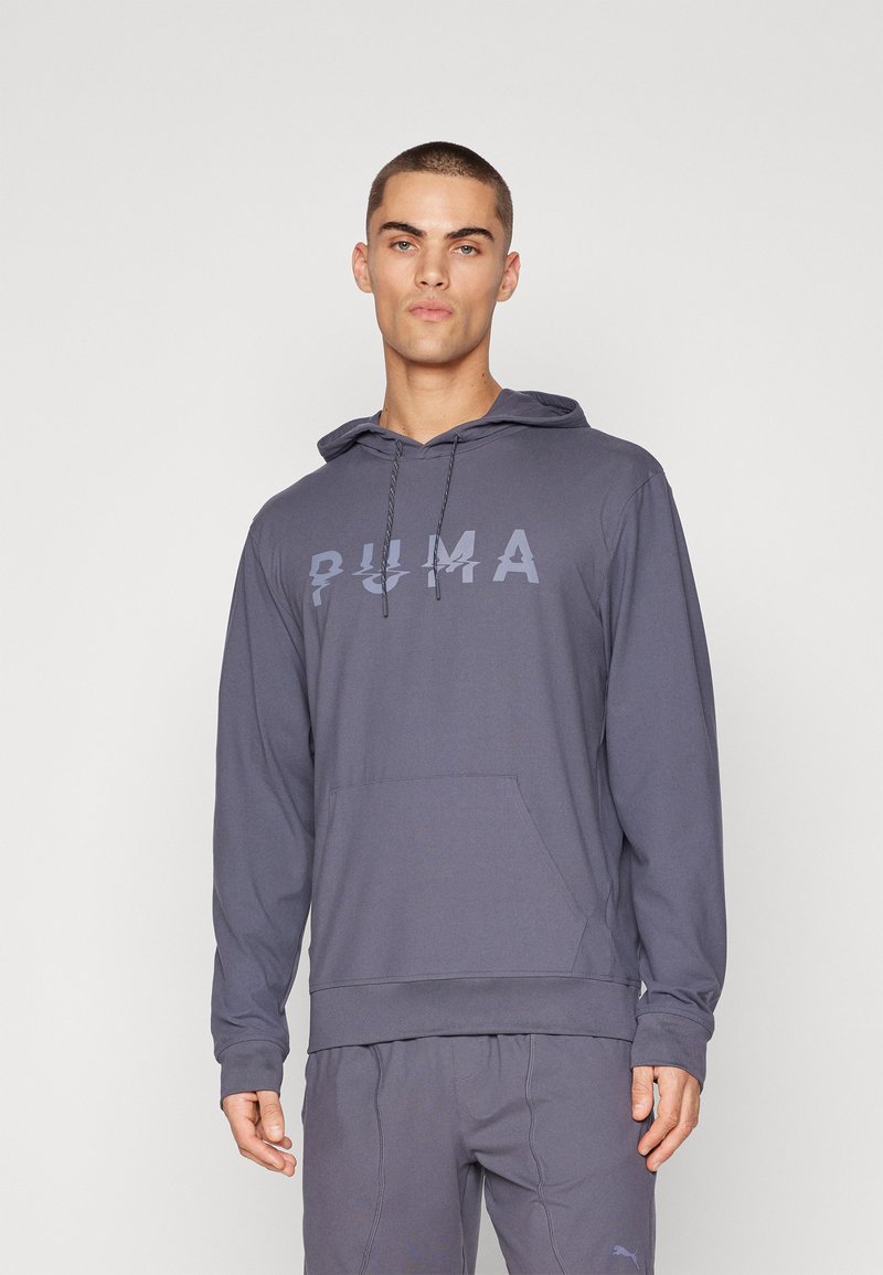 Grauer Hoodie mit Kängurutasche, großem Logo auf der Vorderseite, Kapuze mit Kordelzug und gerippten Bündchen. Glatte Textur, athletische Passform.