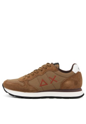 Sneaker marrone con un mix di suede e tessuto, logo esagonale in rosso, dettagli bianchi, design con lacci e suola nera spessa.