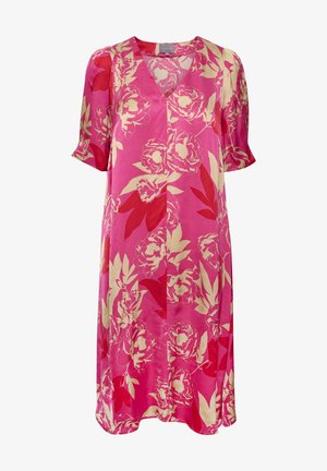 Robe rose longueur genou avec grand imprimé floral crème et rouge, manches courtes bouffantes et col en V.