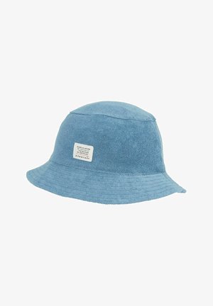 Chapeau seau bleu clair en tissu texturé, avec un dessus plat et un large bord flexible. Comprend une petite étiquette sur le côté.