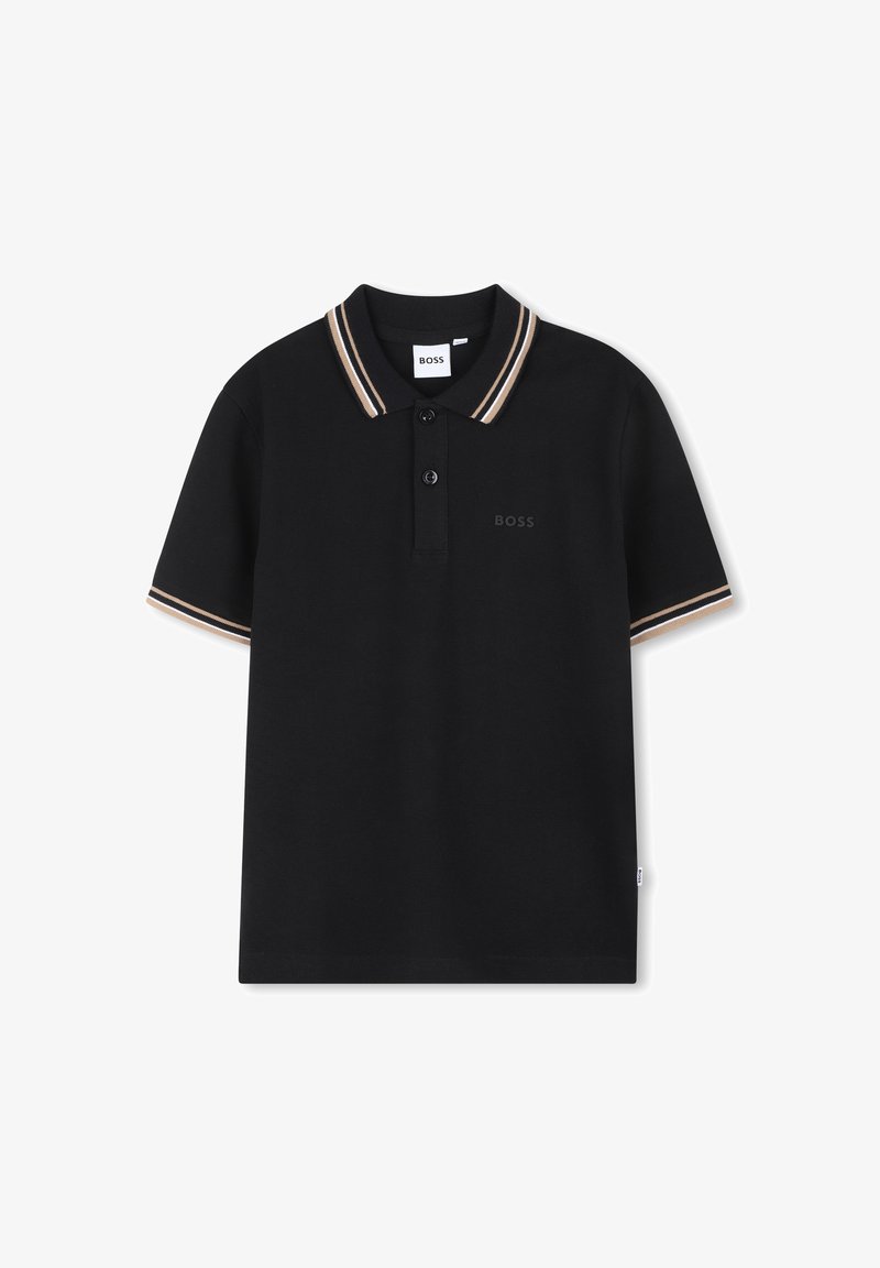 Zwarte polo met korte mouwen, twee knopen, kraag en mouwen in beige en witte streep, en subtiel "BOSS" logo op de borst.
