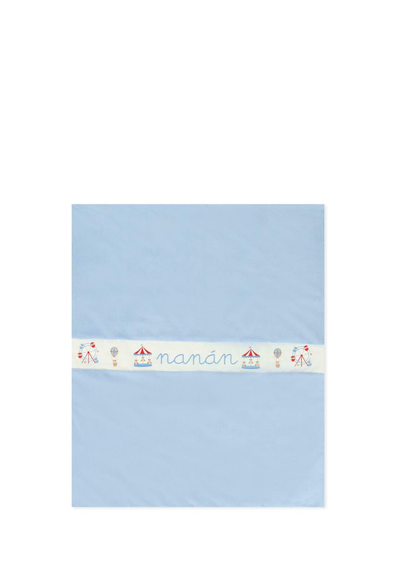 Tessuto blu cielo dalla texture liscia, con una fascia bianca decorata da illustrazioni colorate di carosello, ruota panoramica e palloncini. Inclusa la scritta "nanán".
