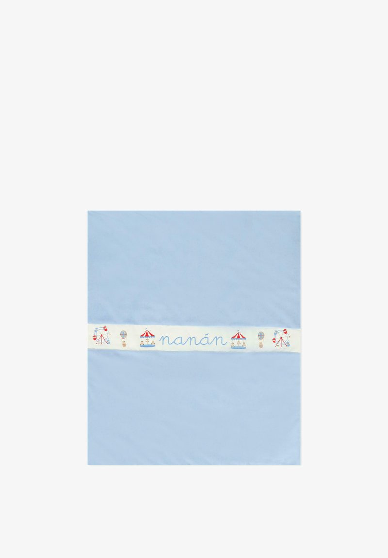 Niebieska tkanina o gładkiej fakturze, z białym pasem z kolorowymi ilustracjami karuzeli, diabelskiego młyna i balonów. W zestawie znajduje się tekst "nanán".