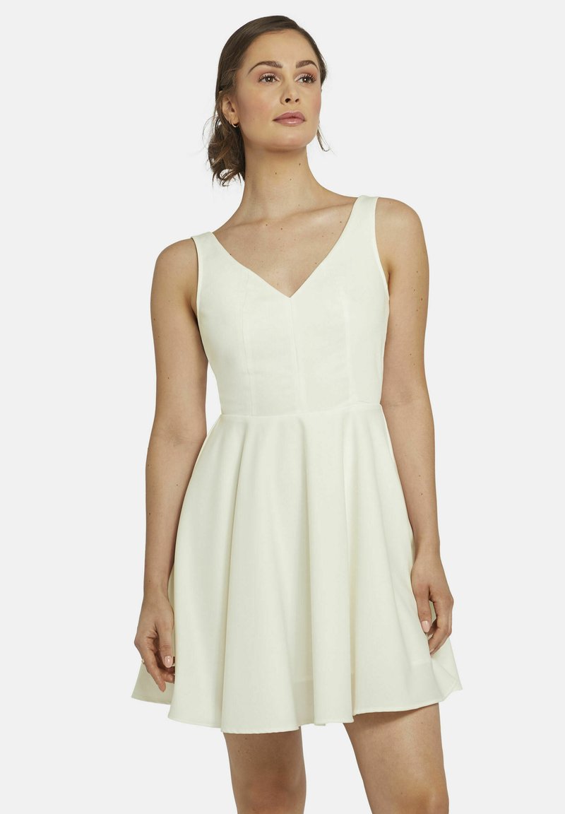 Ärmelloses V-Ausschnitt-Kleid in hellem Elfenbein, tailliertes Oberteil, schwingender Rock, glattes Material und dezente Nahtdetails.