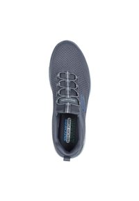 Zapatilla atlética gris con parte superior de malla transpirable, cordones elásticos y una plantilla de espuma viscoelástica acolchada. Presenta un logotipo de acento azul.