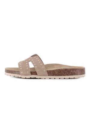 Sandalia tipo chancla beige de ante con punta abierta, tira ancha con tachuelas, plantilla de corcho y suela de goma texturizada.