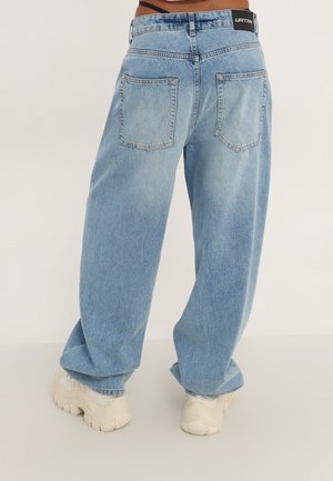 Lichtblauwe wijde jeans van denim. Beschikt over twee achterzakken, een hoge tailleband en een merklabel aan de achterkant. Geverfd materiaal.