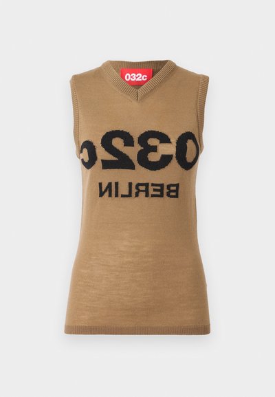 Top in maglia senza maniche di colore beige, con scollatura a V e audace testo nero "032C BERLIN." I bordi a coste aggiungono texture.