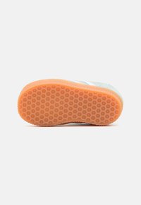 adidas Originals GAZELLE COMFORT CLOSURE ELASTIC LACES KIDS - Športni copati - hazy green/footwear white/bliss pink