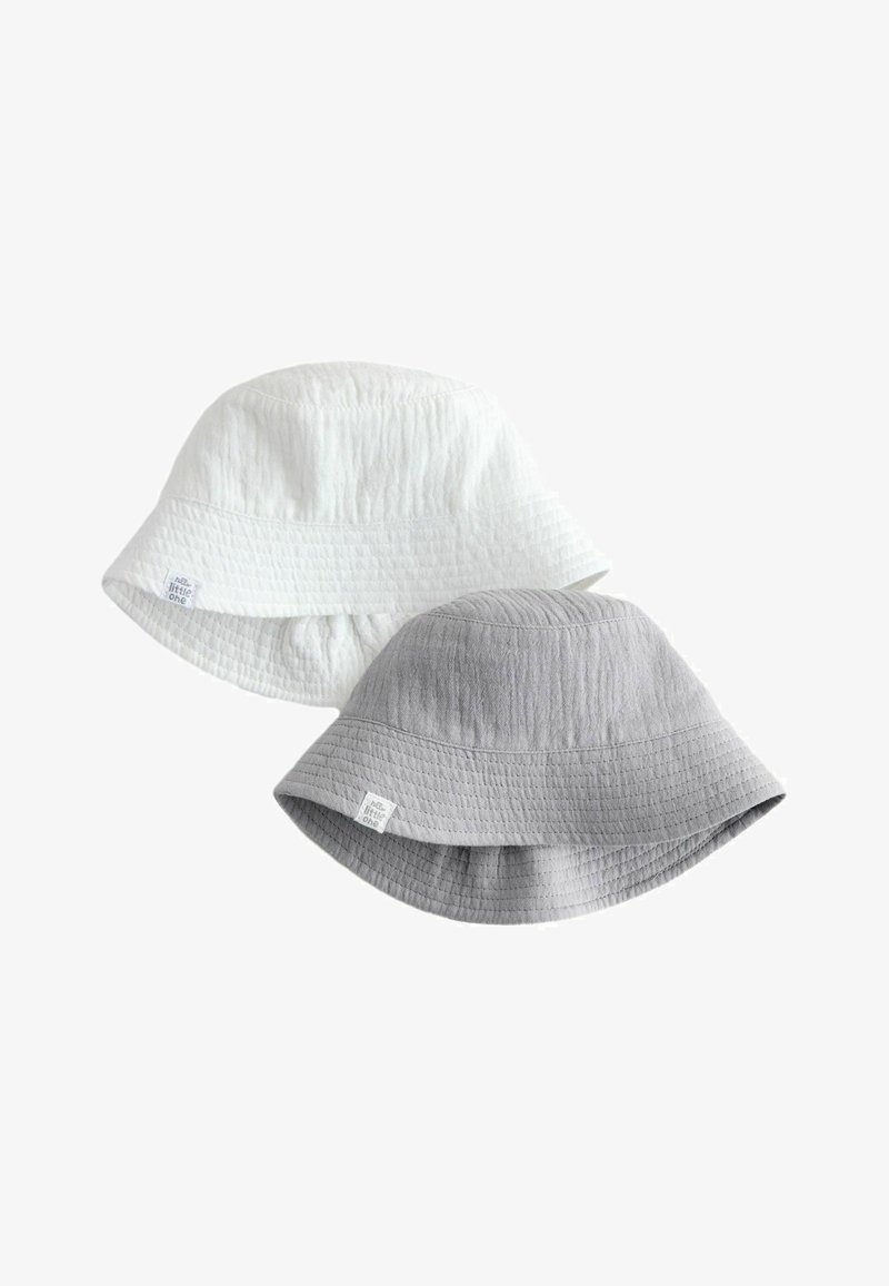 Deux chapeaux bob en tissu texturé, un blanc et un gris, chacun avec une petite étiquette blanche sur le bord.