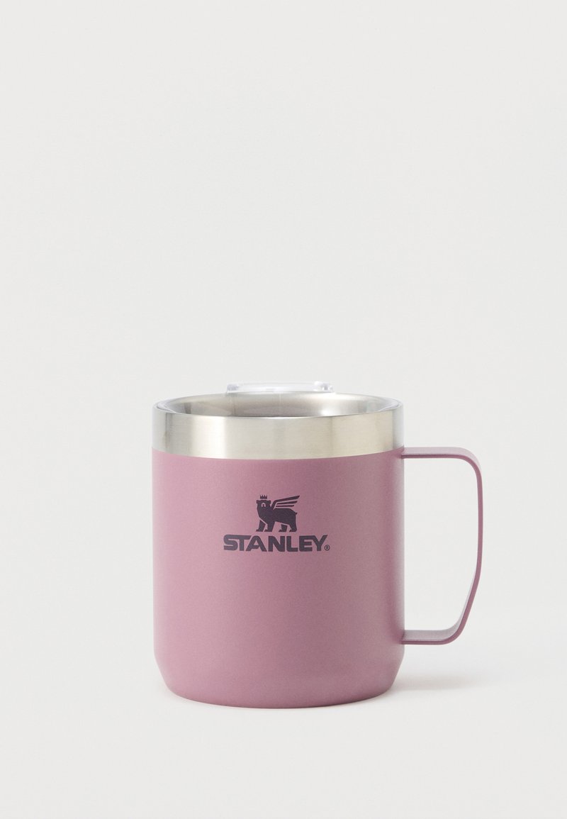 Μουβ κούπα Stanley από ανοξείδωτο ατσάλι με λαβή και διαφανές καπάκι, με μαύρο λογότυπο φτερωτού λιονταριού και την επιγραφή «Stanley» μπροστά.
