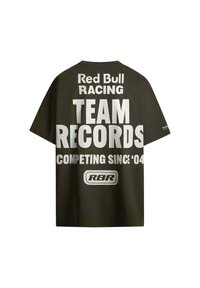 Olīvzaļš kokvilnas T-krekls ar lieliem baltajiem burtiem: "Red Bull Racing TEAM RECORDS COMPETING SINCE '04" un zem tā "RBR" emblēma.