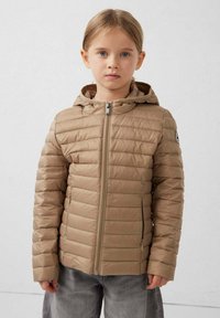 Beige gewatteerd jack met capuchon, voorzien van doorgestikte segmenten en een centrale rits. Heeft zijzakken en een logo-patch op de mouw.