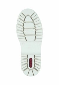 Semelle de chaussure en caoutchouc blanc avec une surface texturée, un motif rainuré et un logo rouge placé au centre. Présente un talon arrondi pour une meilleure adhérence.