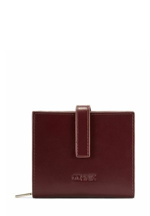 Burgundowa skórzana portmonetka o prostokątnym kształcie, z wytłoczonym logotypem, zapięciem z przodu oraz złotym zamkiem błyskawicznym na dole.