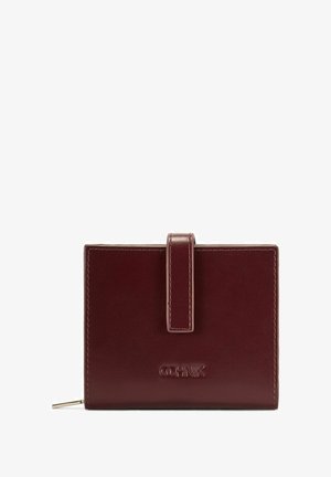 Burgundowa skórzana portmonetka o prostokątnym kształcie, z wytłoczonym logotypem, zapięciem z przodu oraz złotym zamkiem błyskawicznym na dole.