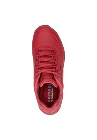 Červená teniska Skechers s tkaničkami, perforovanou špičkou, polstrovaným límcem a stélkou "Air-Cooled Memory Foam", prohlížena z výšky na bílém pozadí.