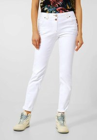 Witte denim jeans met een slim fit, opgerolde cuffs, twee voorkantzakken en knoopsluiting. Draag ze met beige high-top sneakers.