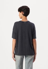 JDY JDYCARLA O NECK STUD - Marškinėliai su spaudiniu - phantom