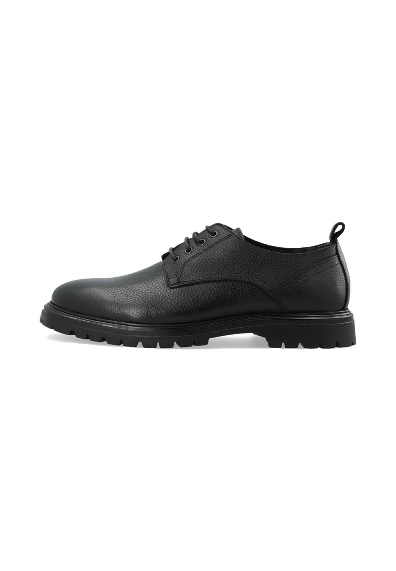 Zapato de cuero negro con acabado texturizado, diseño de cordones, punta redondeada y suela de goma duradera con un patrón de relieve profundo para tracción.