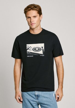 Schwarzes Baumwoll-T-Shirt mit einem Grafikdesign eines Plattenspielers und eines Glases, darunter der Text "PEPE JEANS". Klassischer Rundhalsausschnitt.