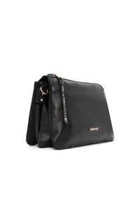 Bolsa cruzada de piel negra con una textura suave, herrajes dorados y una correa desmontable. Tiene un cierre de cremallera y un detalle de logo.