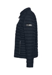 Zwarte gewatteerde lichtgewicht jas met ritssluiting aan de zak en logo patch op de bovenmouw, zijaanzicht.