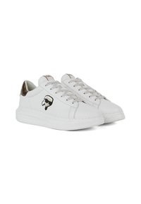 Le sneaker in pelle bianca presentano una punta arrotondata, una suola piatta e un tallone marrone a contrasto. Il design include un logo nero sul lato esterno.