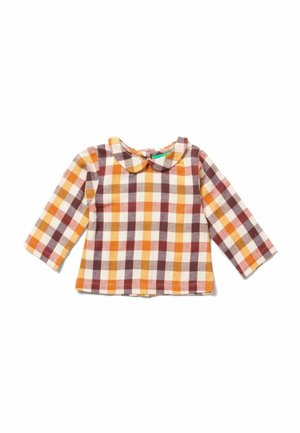 Maglietta a maniche lunghe per bambino con motivo a quadri arancione, giallo e marrone e colletto arrotondato su sfondo bianco.