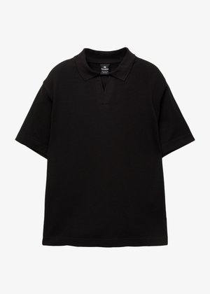 Schwarzes Polohemd aus weichem Stoff, mit klassischem Kragen und V-Ausschnitt. Kurzärmlig und mit lässiger Passform.