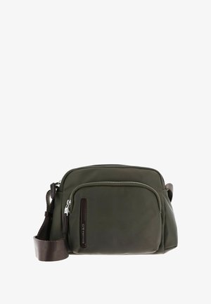 Sac bandoulière en nylon vert olive avec fermeture éclair argentée, sangle brun ajustable, poche zippée sur le devant et étiquette accent texturée.