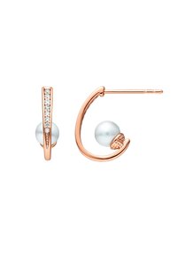 Gli orecchini in oro rosa presentano un design curvo con una perla alla base e una fila di piccole pietre trasparenti su un lato.