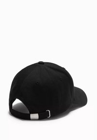 Schwarze Baumwoll-Baseballmütze mit gebogenem Schild, verstellbarem Riemen mit Metallbeschlägen und glatter Textur. Rückansicht angezeigt.