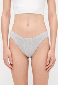 Grå bomullsboxershorts med en myk, ribbet tekstur og lavt liv. Designet har minimale sømmer for komfort.