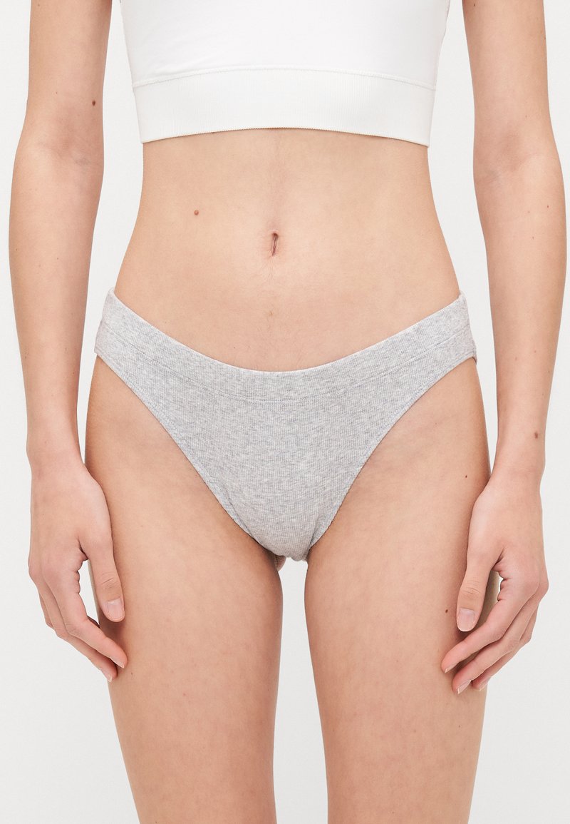Grå bomullsboxershorts med en myk, ribbet tekstur og lavt liv. Designet har minimale sømmer for komfort.