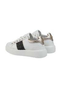 Sneaker bianchi in pelle con un pannello laterale a motivo nero, dettagli metallici argento sul tallone e suole in gomma bianca spessa.