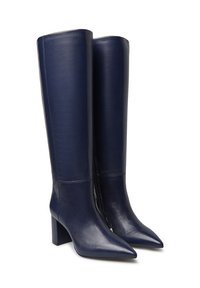 Stivali alti fino al ginocchio con tacco realizzati in pelle liscia di colore blu scuro, con punta appuntita e tacco a blocco, dotati di una cerniera laterale per la chiusura.