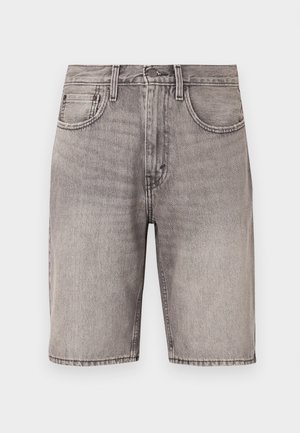 Pelēki denim šorti ar piecu kabatu dizainu, pogu aizdares un taisnu griezumu. Audumam ir izbalējusi tekstūra ar smalkām šuvju detaļām.