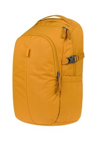 Zaino giallo di forma rettangolare, realizzato in tessuto resistente, dotato di cerniere e una fibbia laterale per una chiusura sicura.